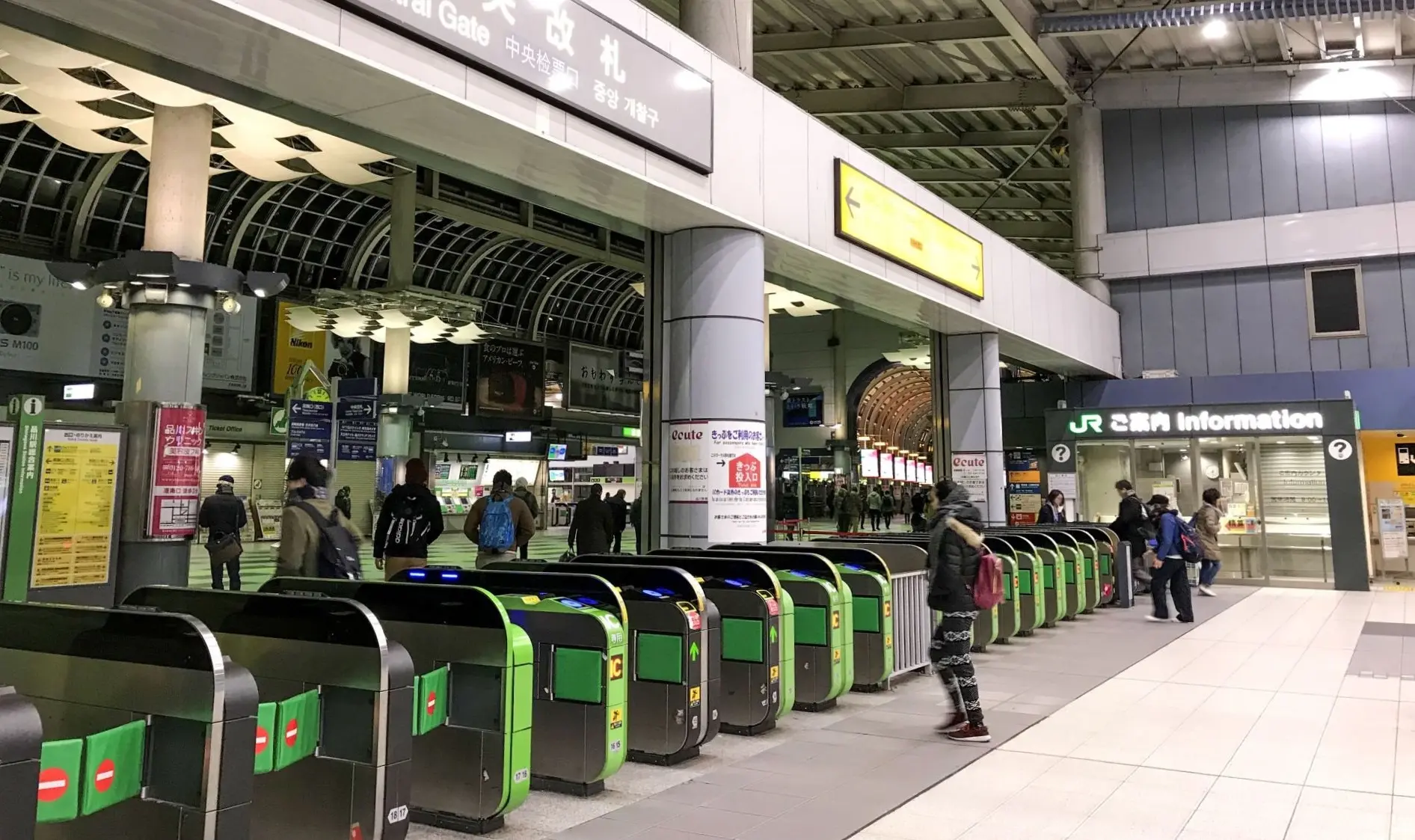 電車通勤の風景。駅の改札