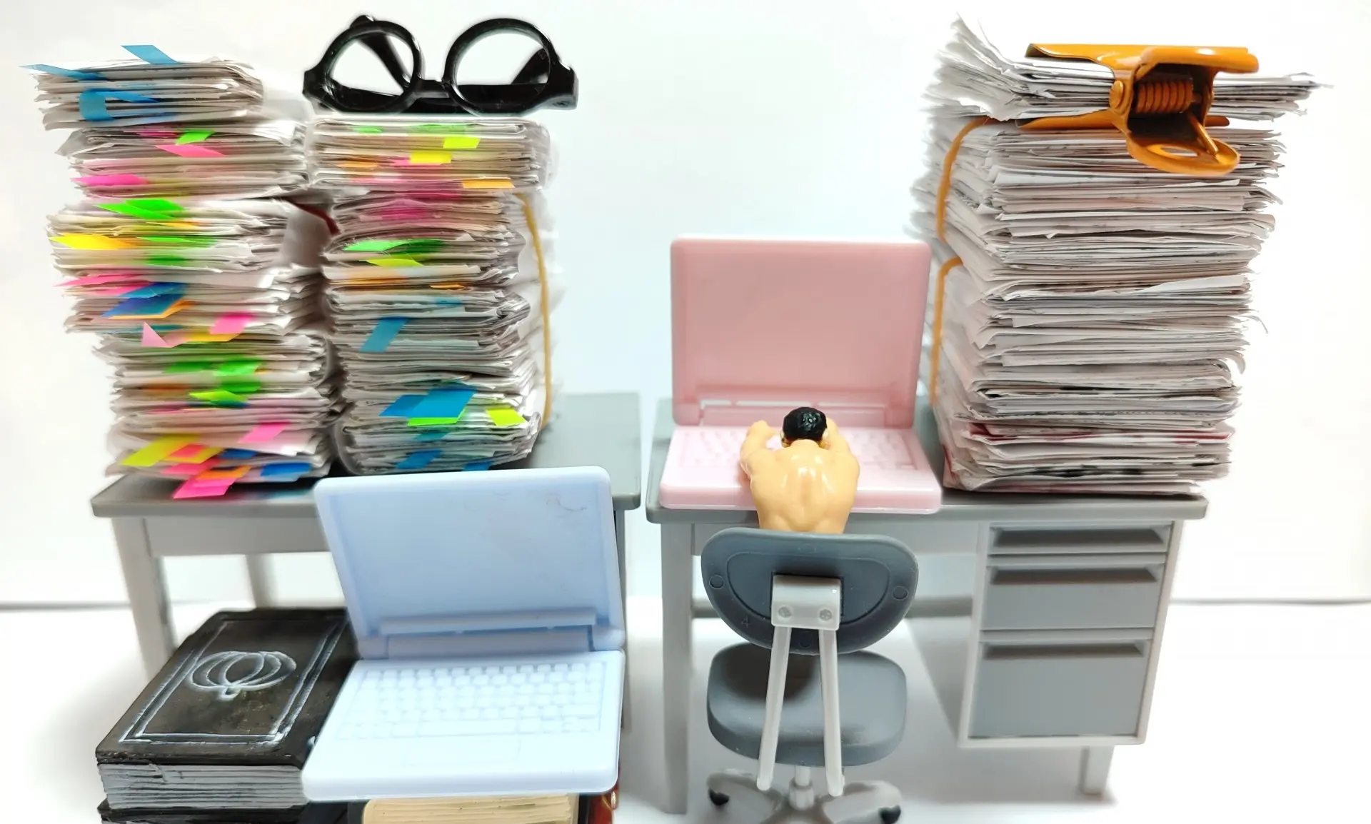 デスクに積まれた書類の山