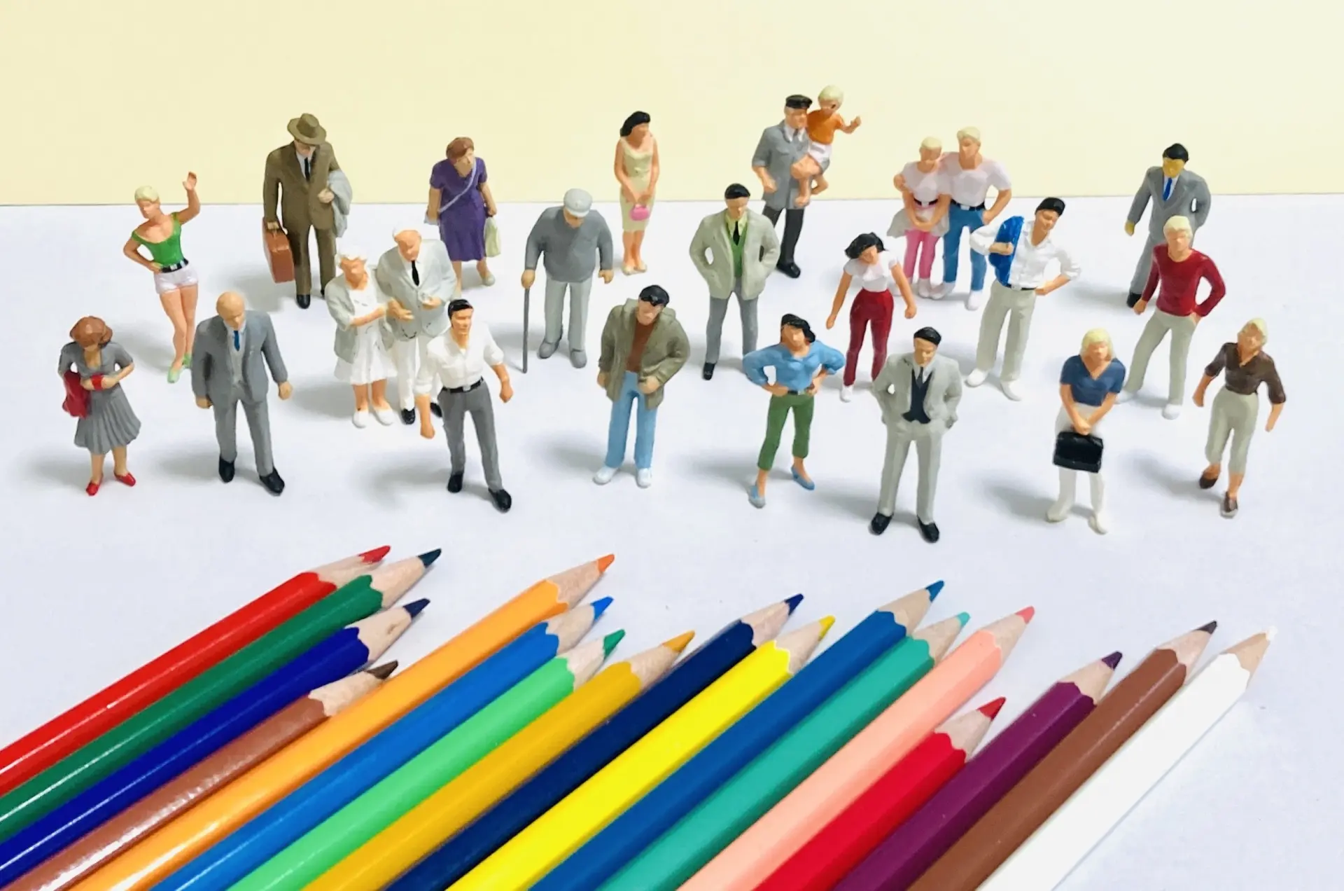 多様性を表現する人々と色鉛筆