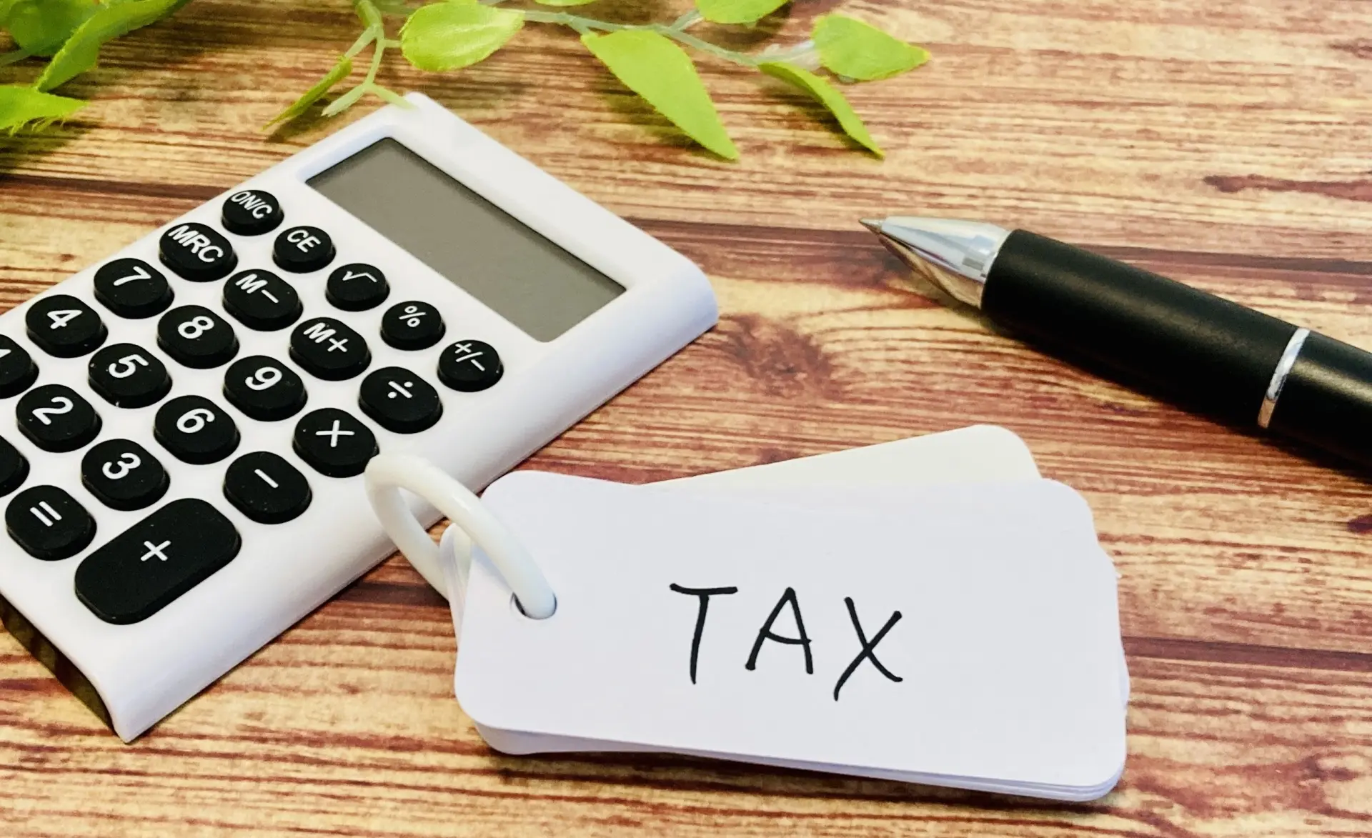 電卓とTAXと書かれたメモ