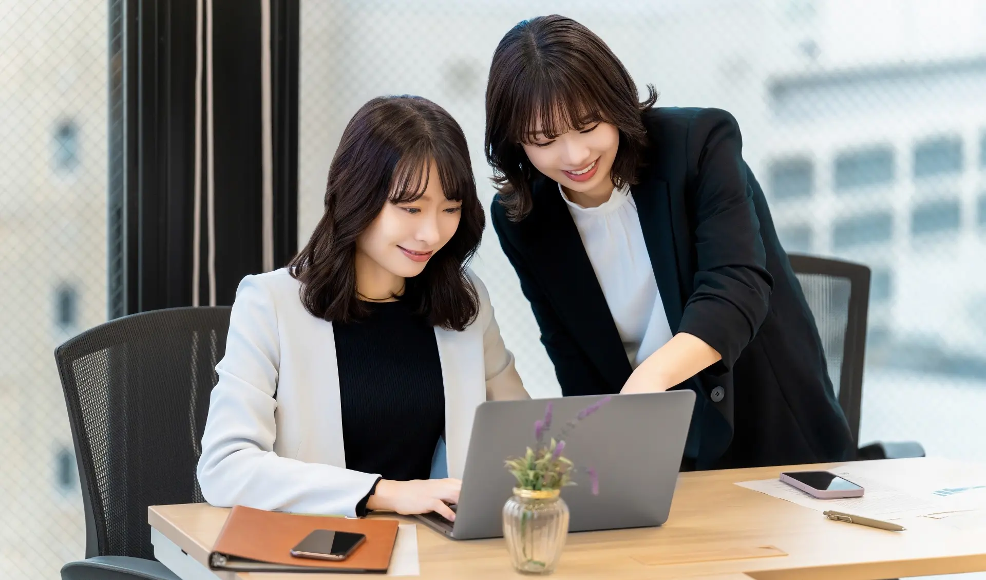 業務の相談をする人事担当者