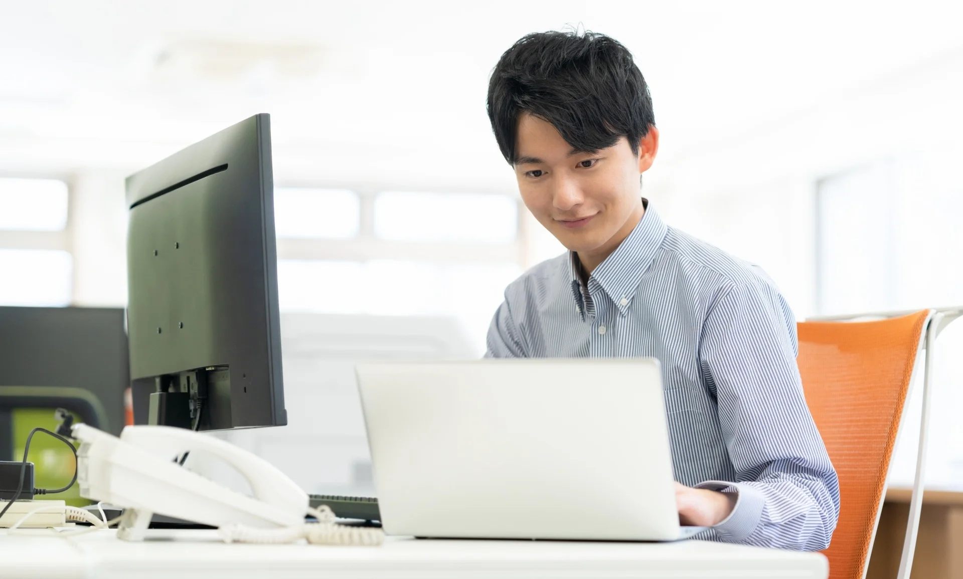 PCで有給休暇の申請をする社員