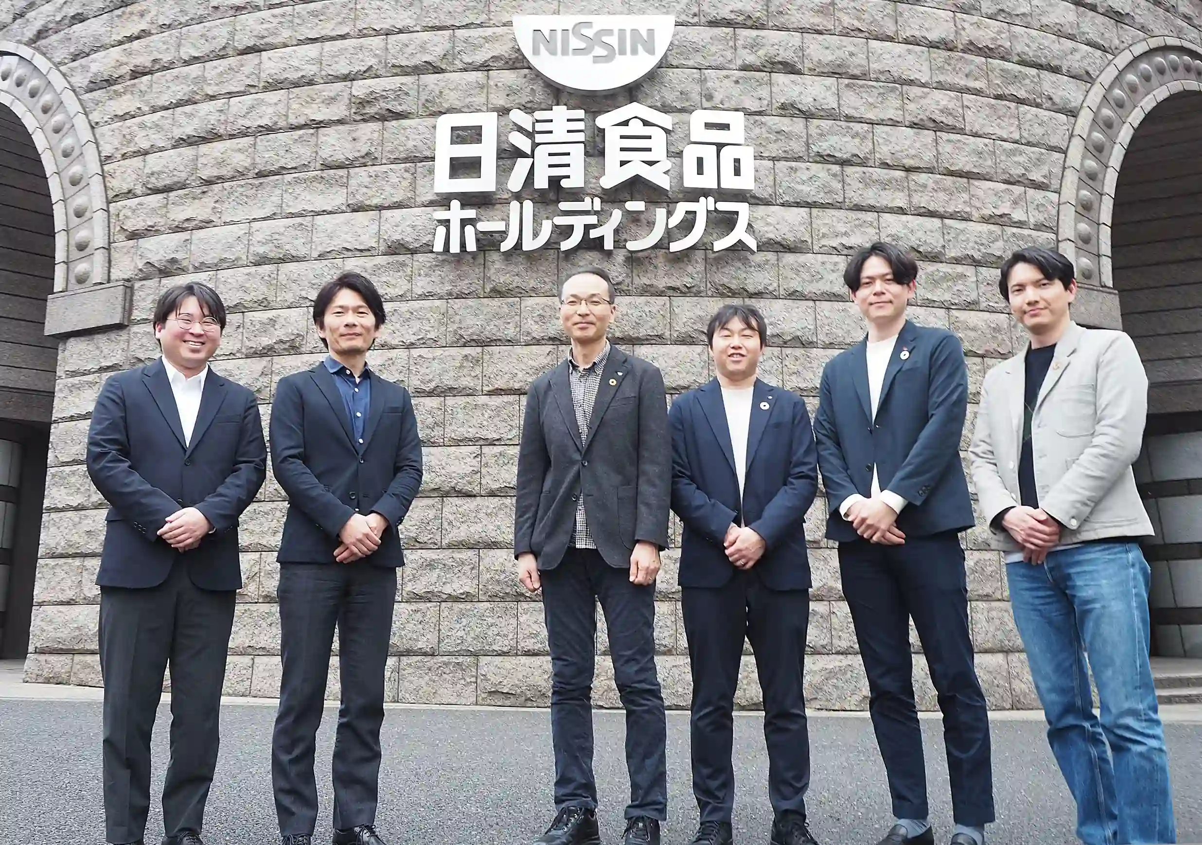 日清食品の社員とラクラス担当者