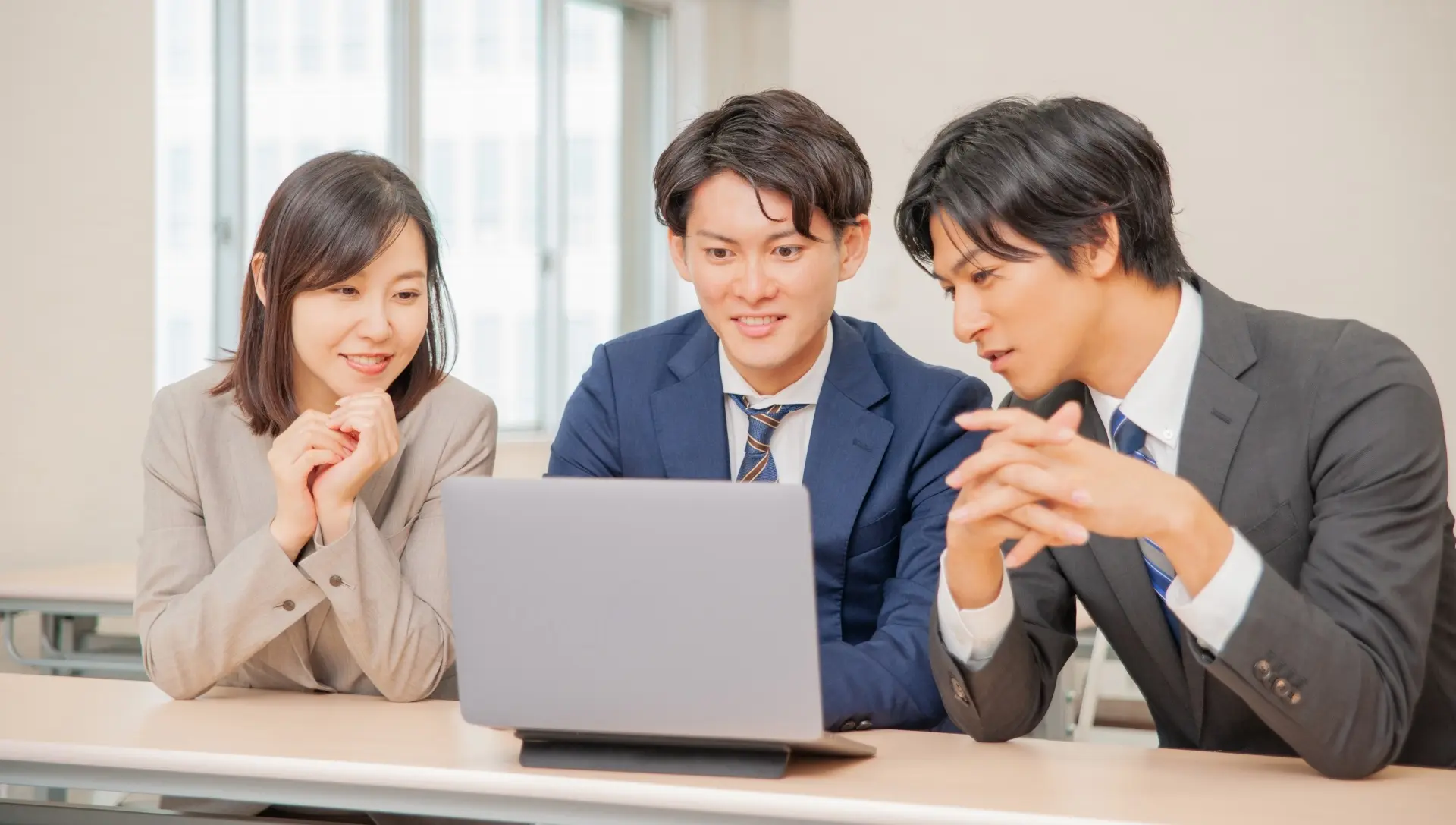 給与計算アウトソーシングについて検討をする人事担当者たち