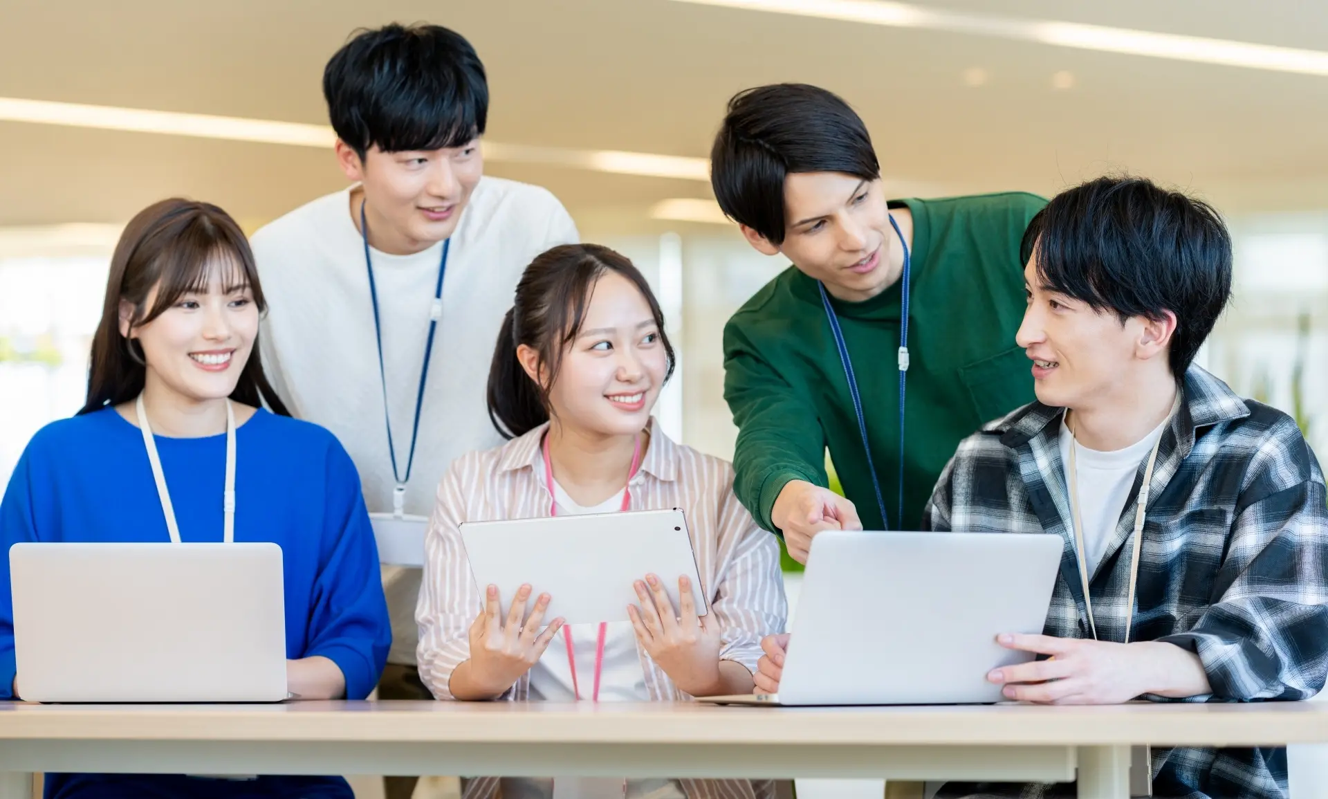 従業員が談話している