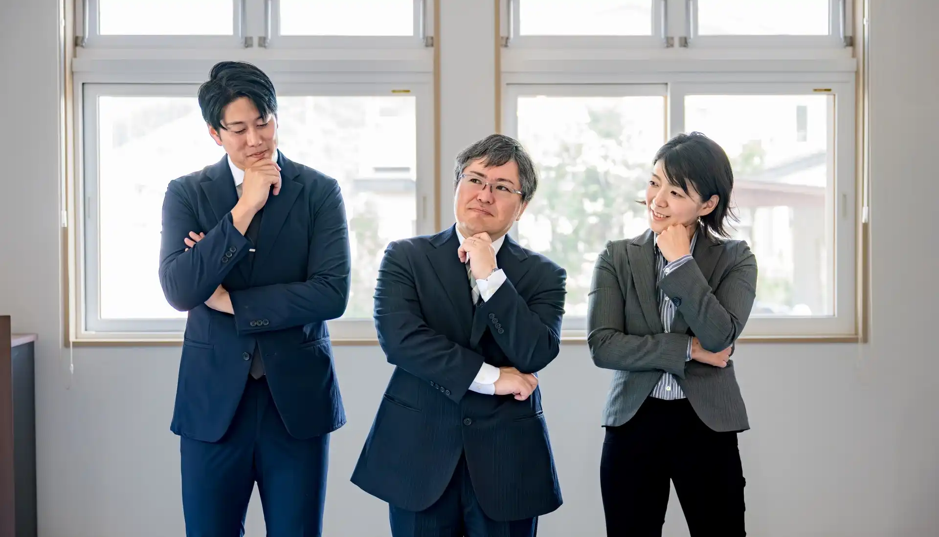 窓際で悩む社員