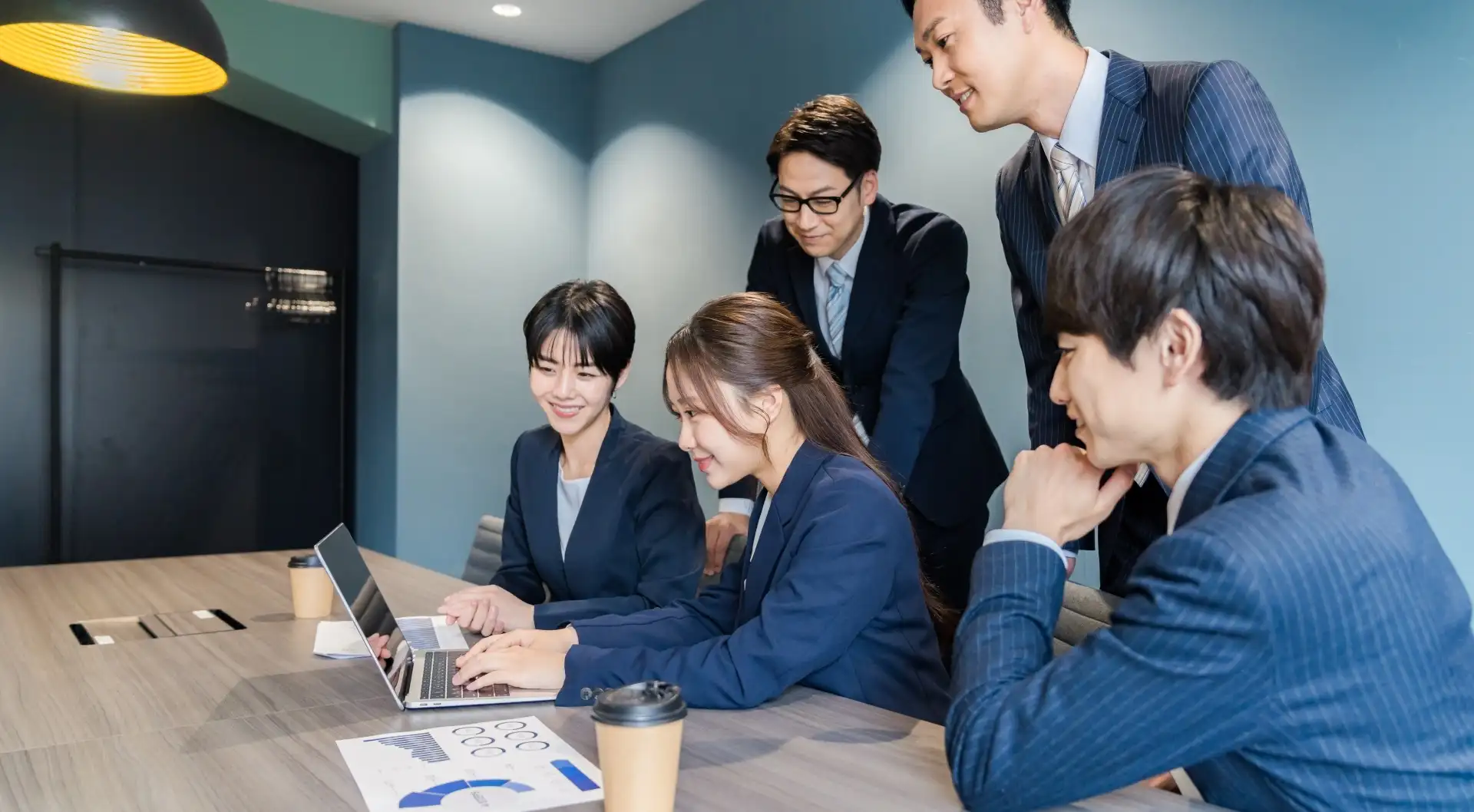 PCを見ている社員たち