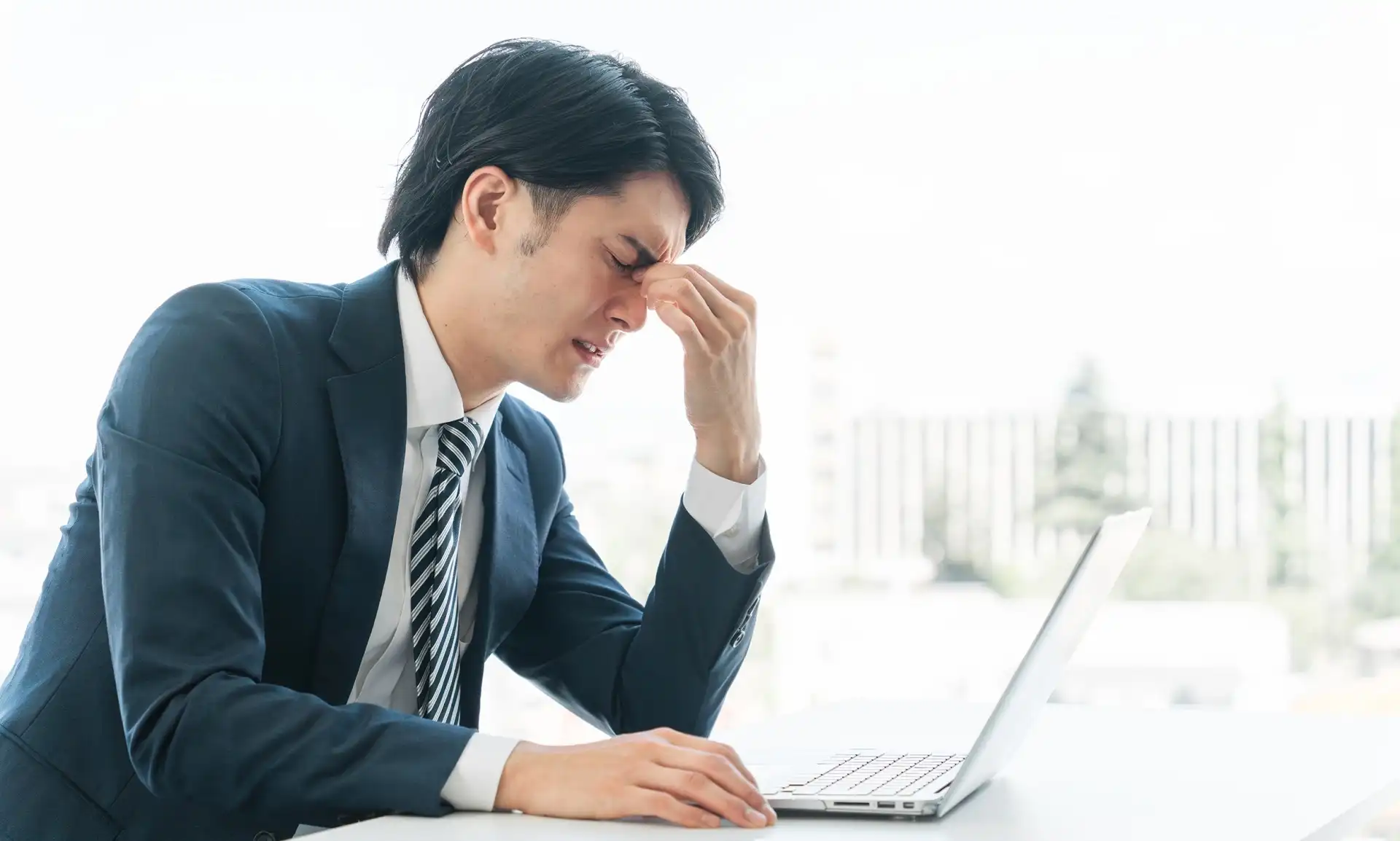 PCの前で悩む男性社員