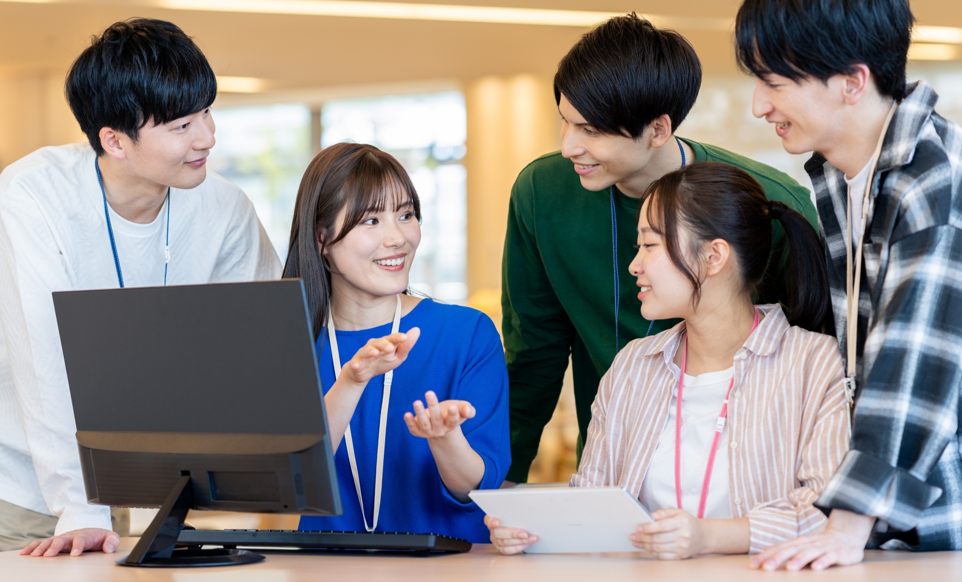 PCを囲んで談笑する人間