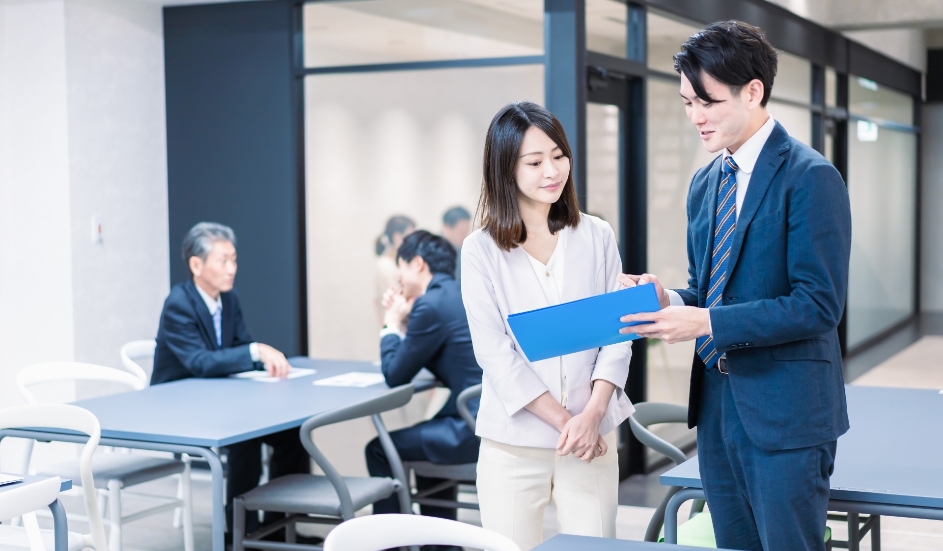 オープンスペースで話し合う人間