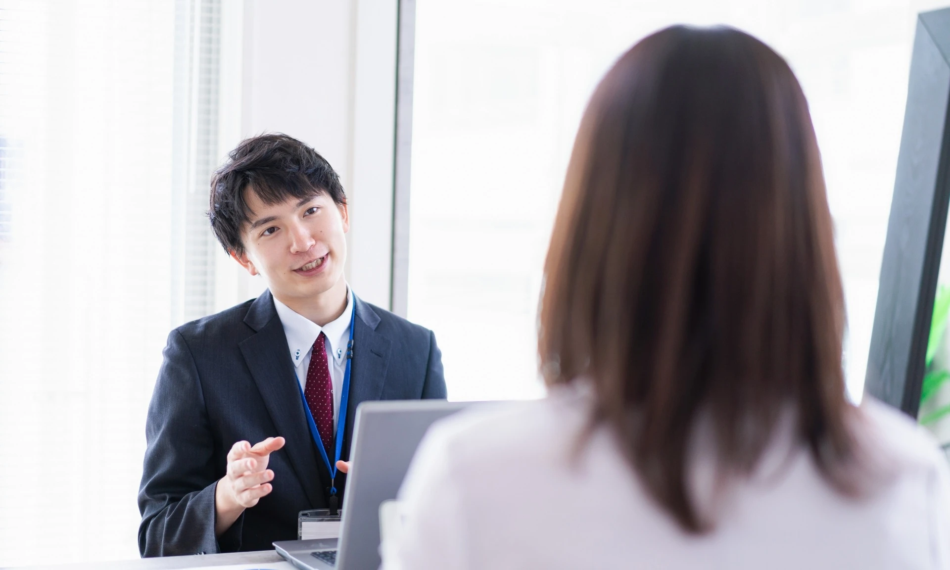 女性に対して提案をする男性社員