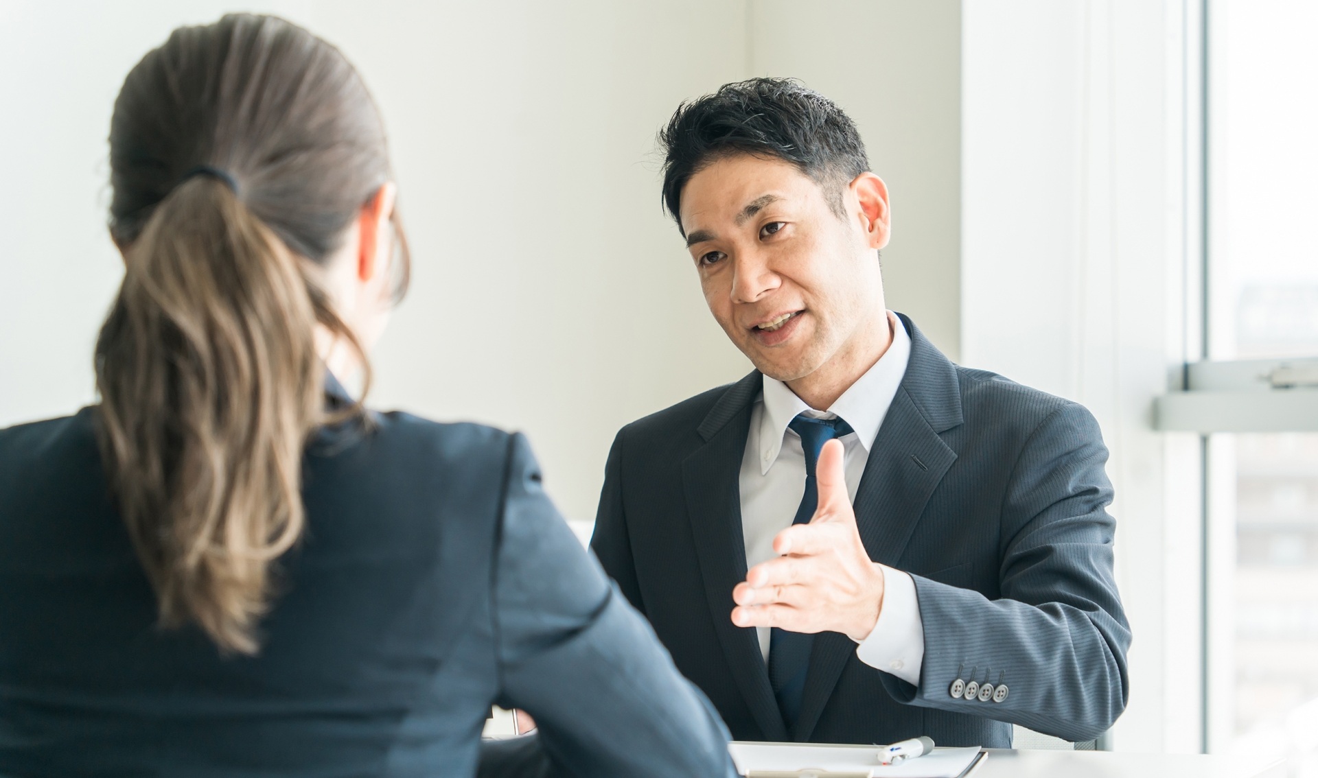 女性に説明する男性社員