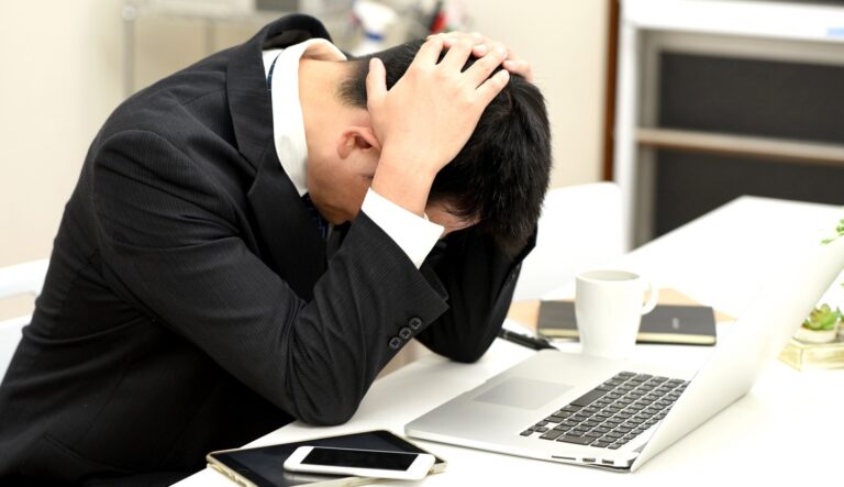 PCの前で頭を抱える男性社員