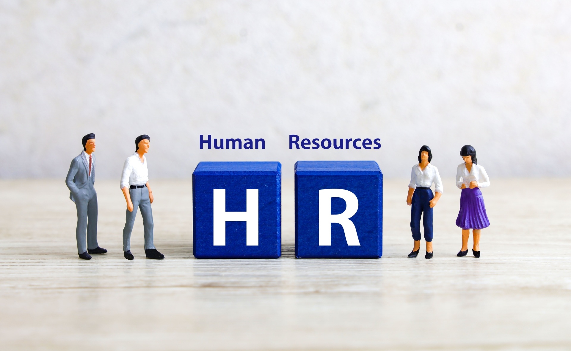 HRと書かれたブロックとミニチュアの人類