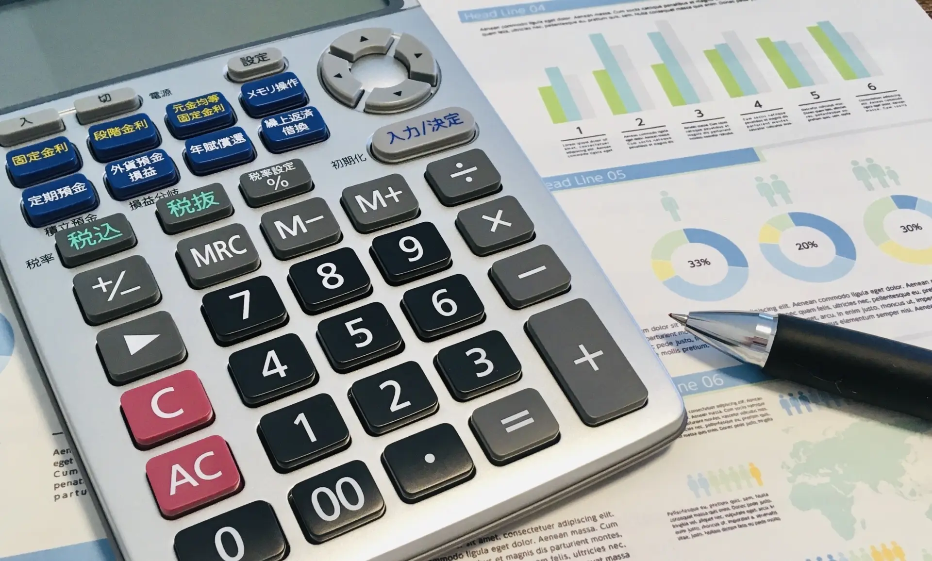 電卓と資料とペン