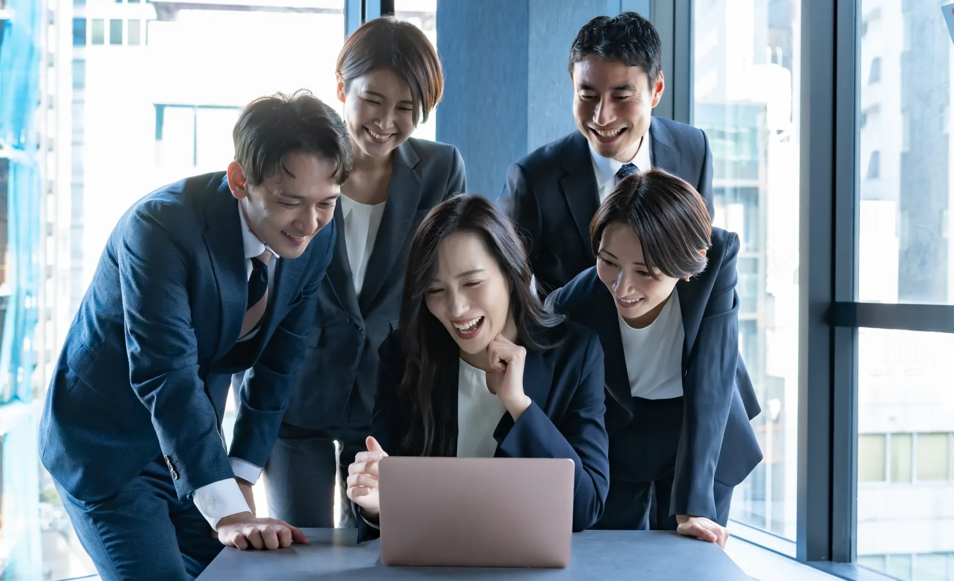PCを取り囲む５人の会社員