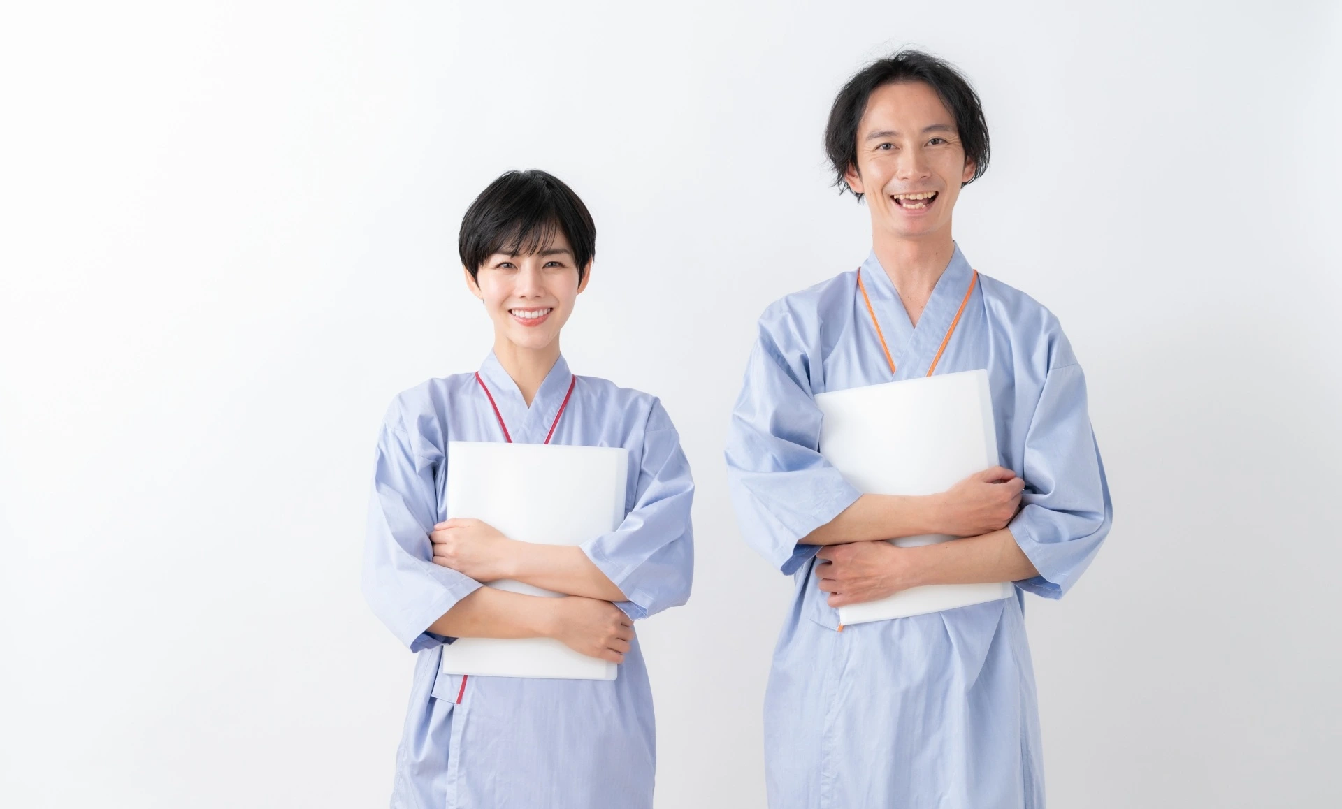 健康診断表を抱える男女