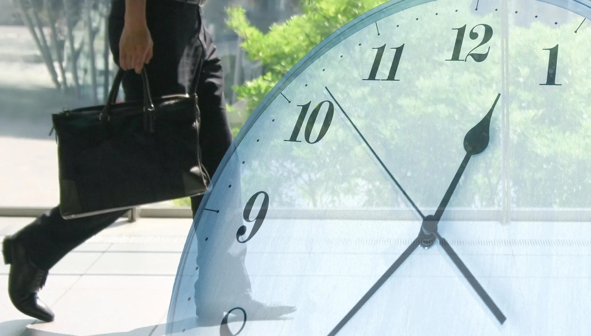 歩く人と透けた時計