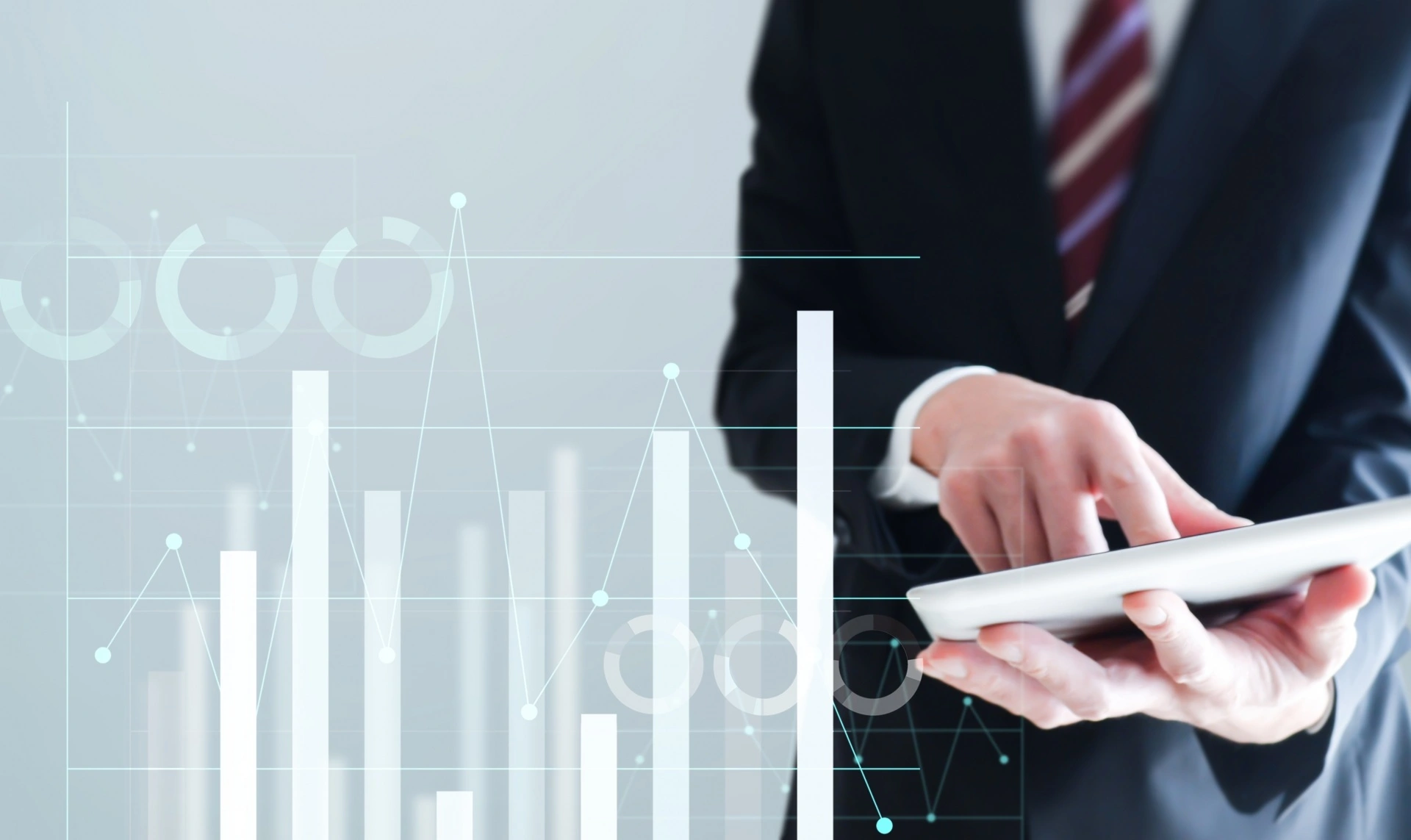 タブレットでグラフを確認している人間