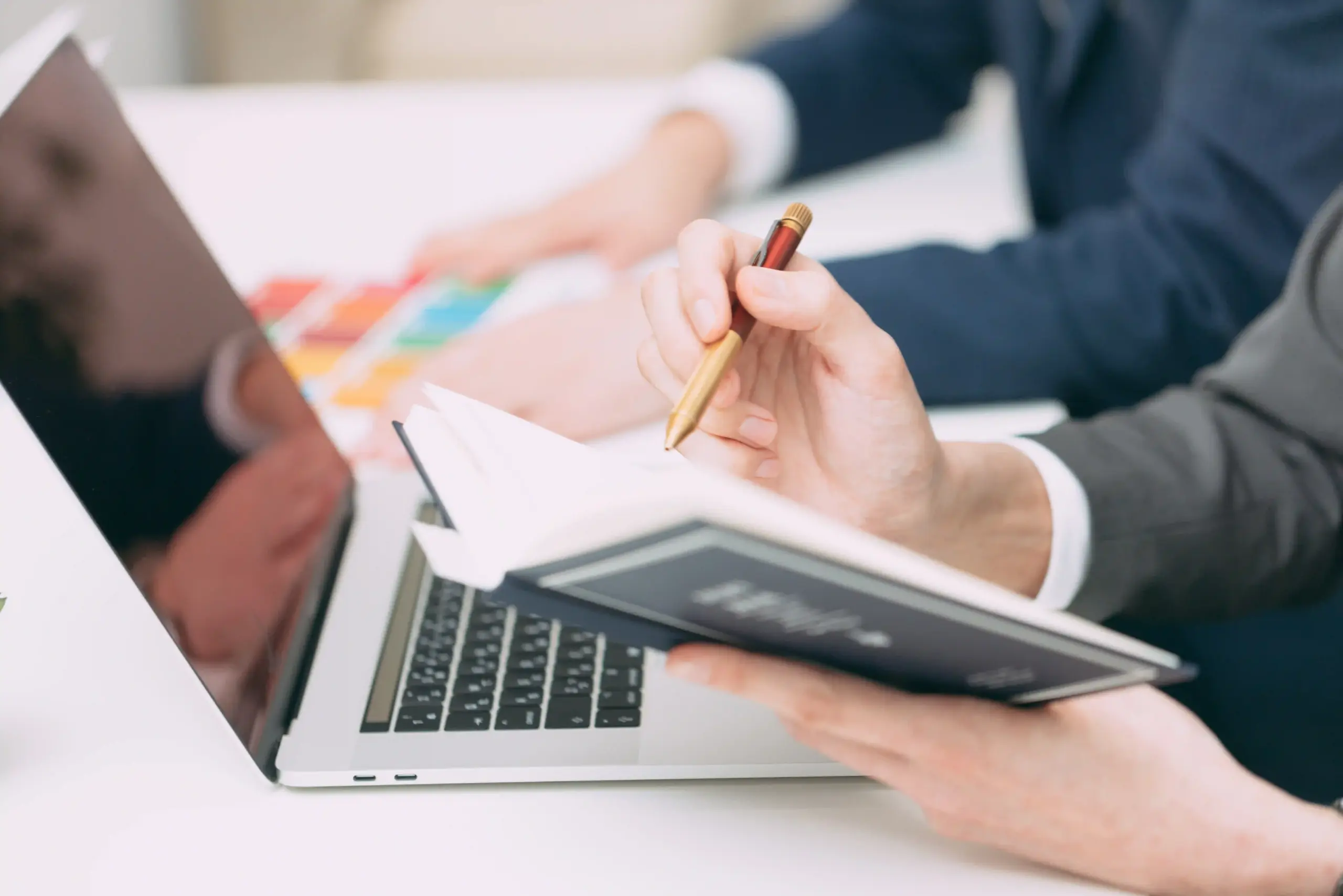 手帳を開きながらPCをみる