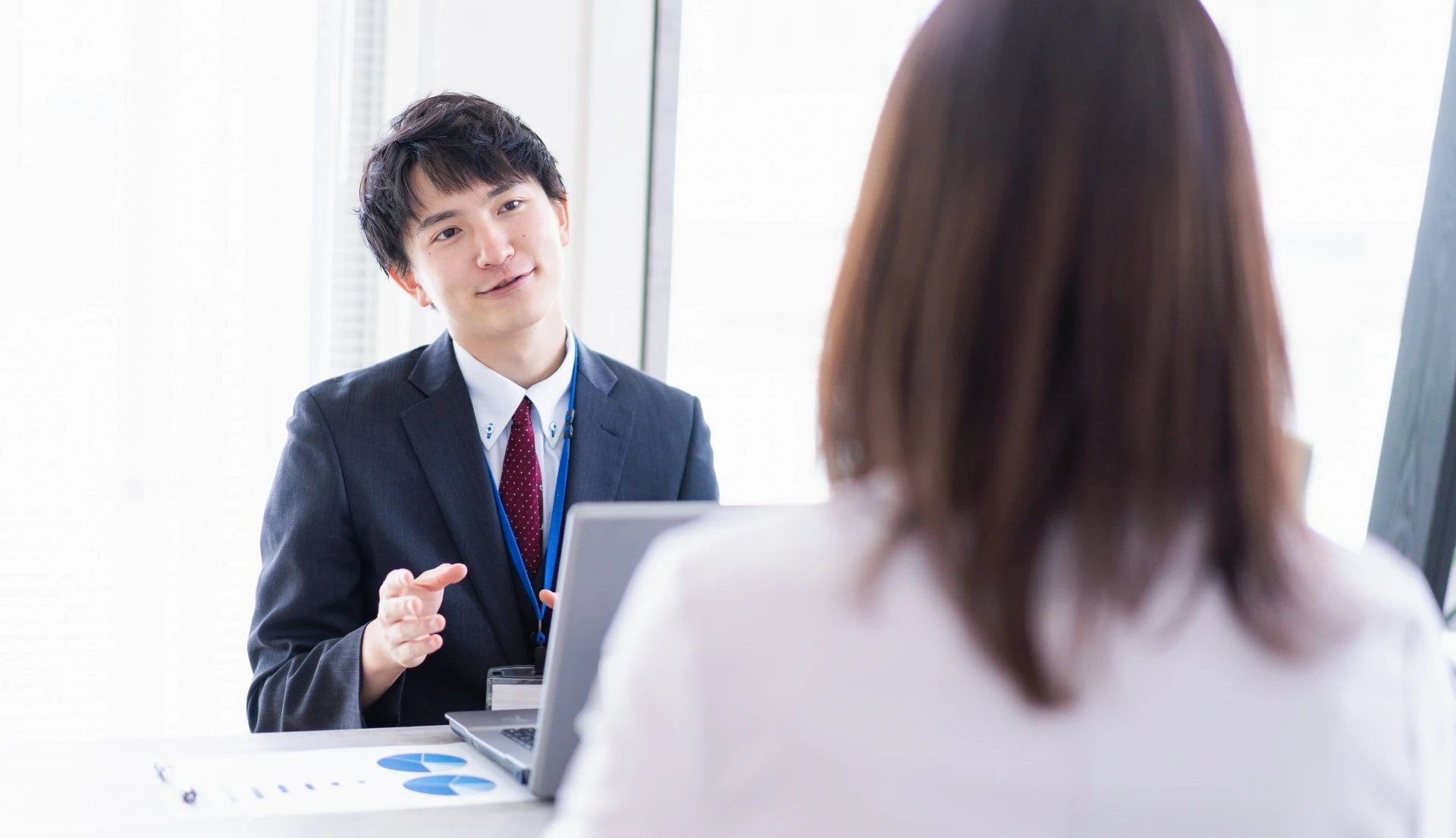 女性に話かける男性社員