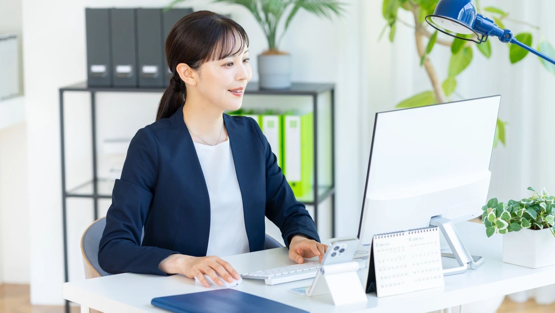 PCを操作する女性社員