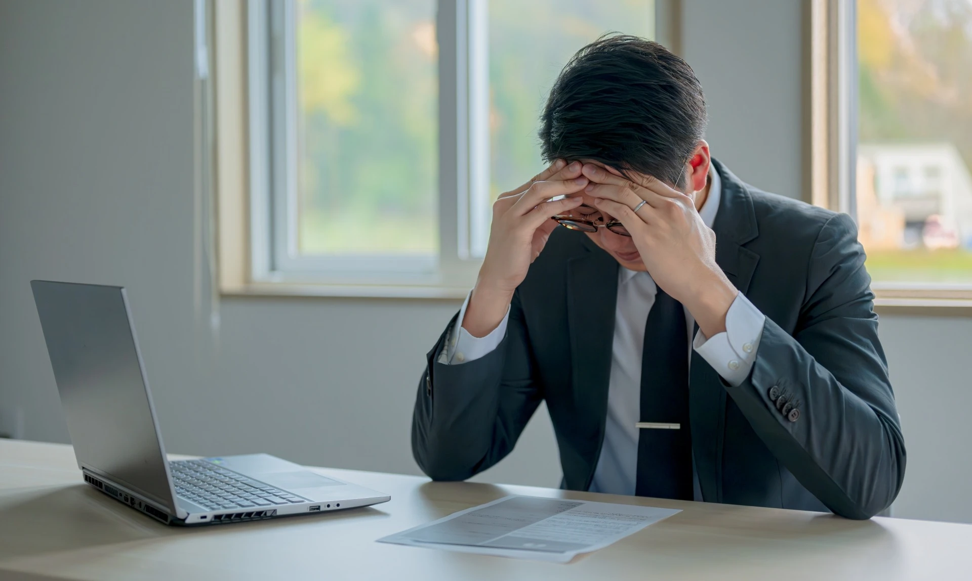 PCの前で頭を抱える男性社員