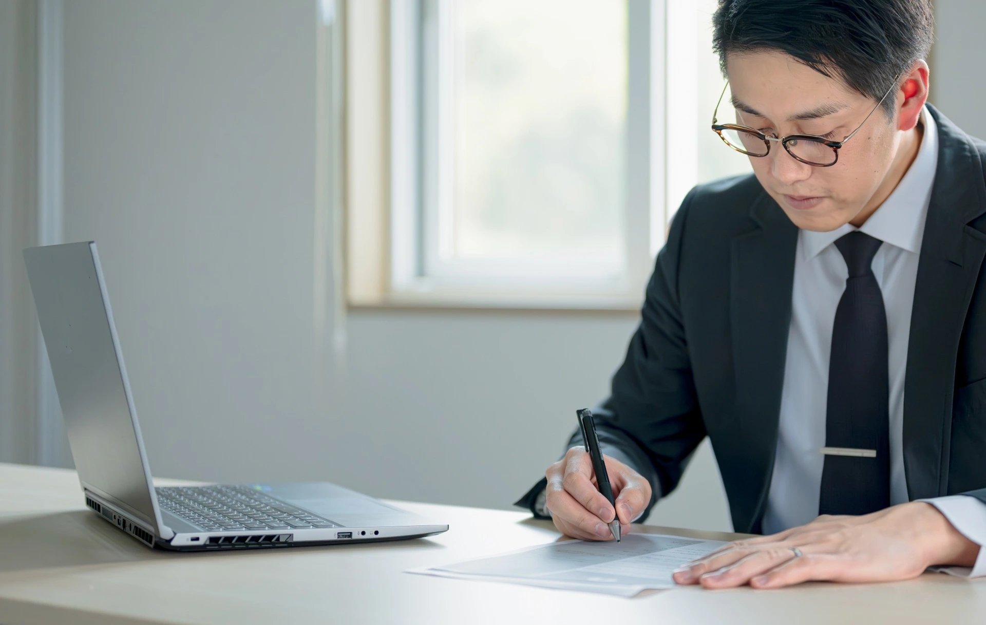 メモを取る男性社員