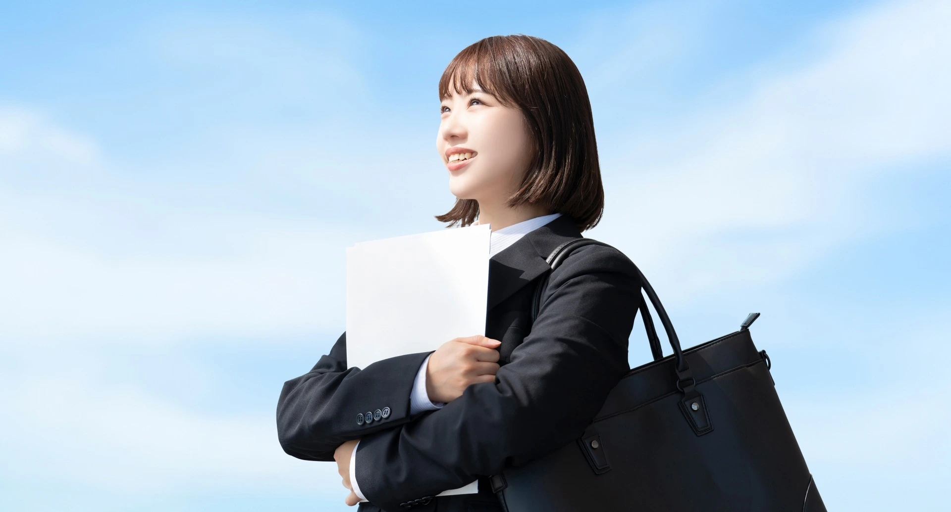 書類を胸に抱く新入社員