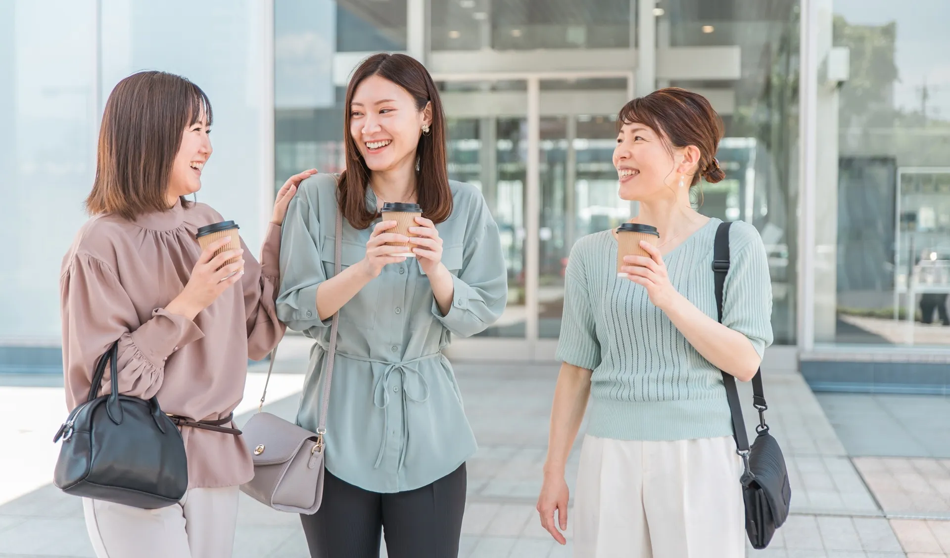 談笑する女性たち