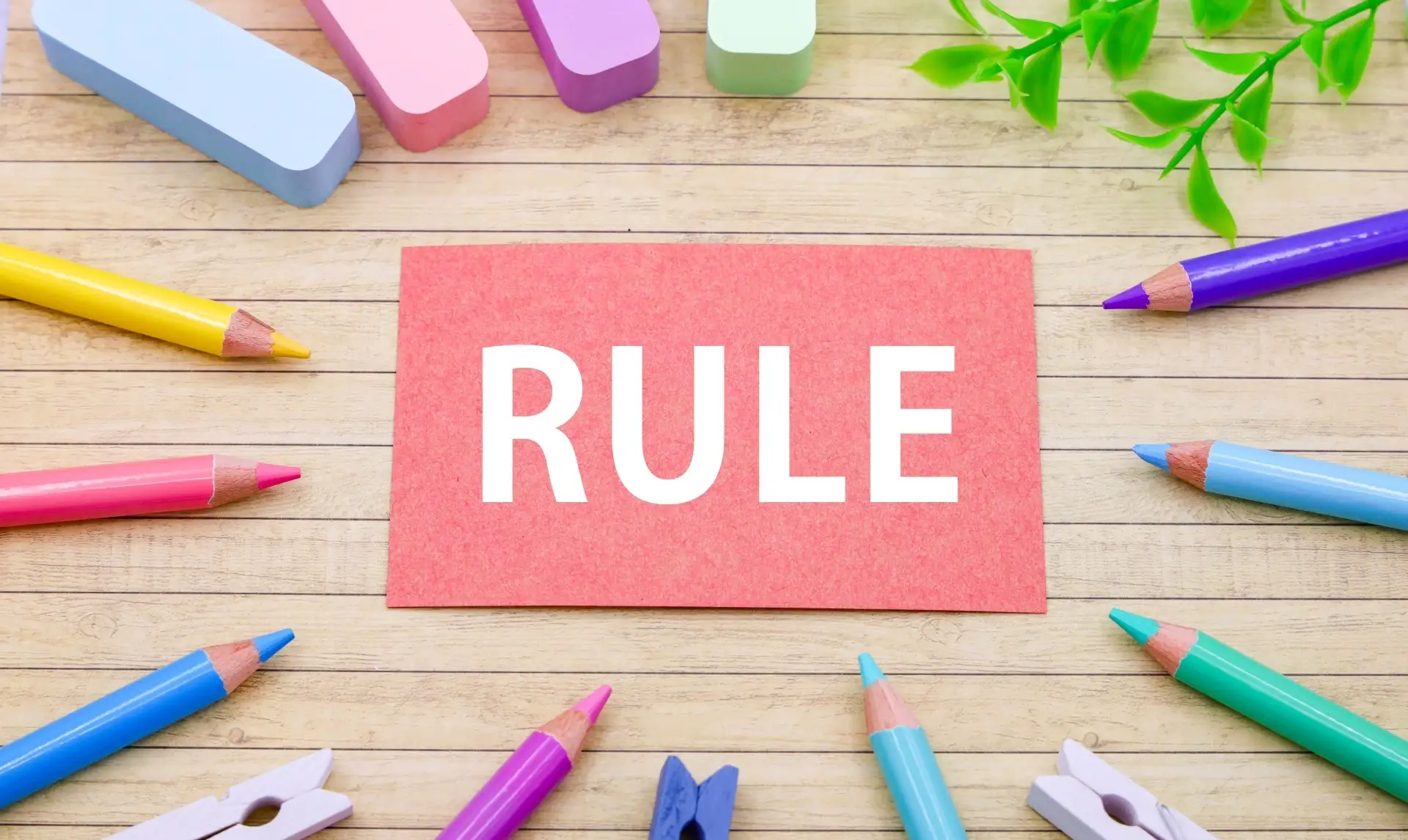 Ruleと書かれた紙と文房具