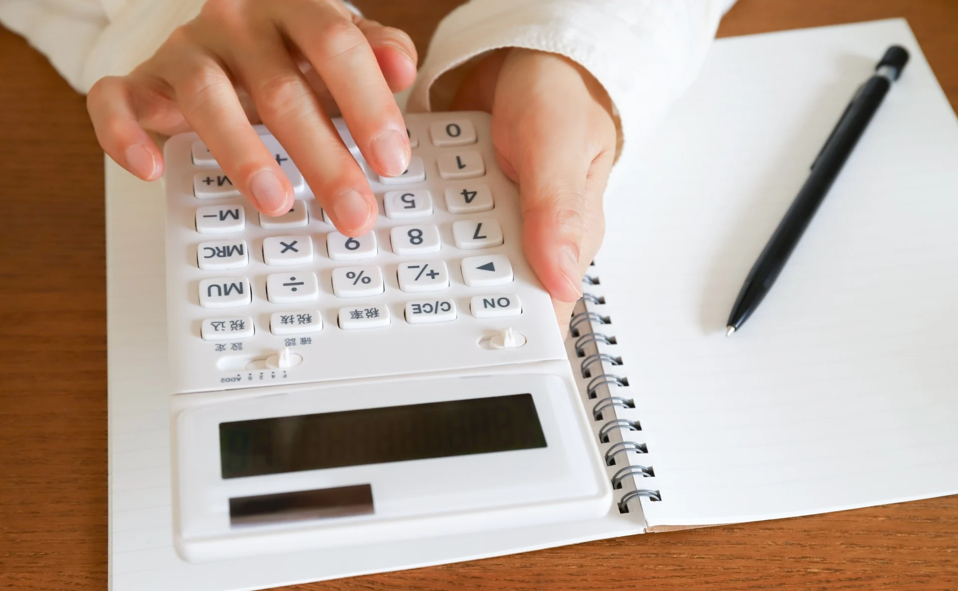 電卓とメモ帳とペン