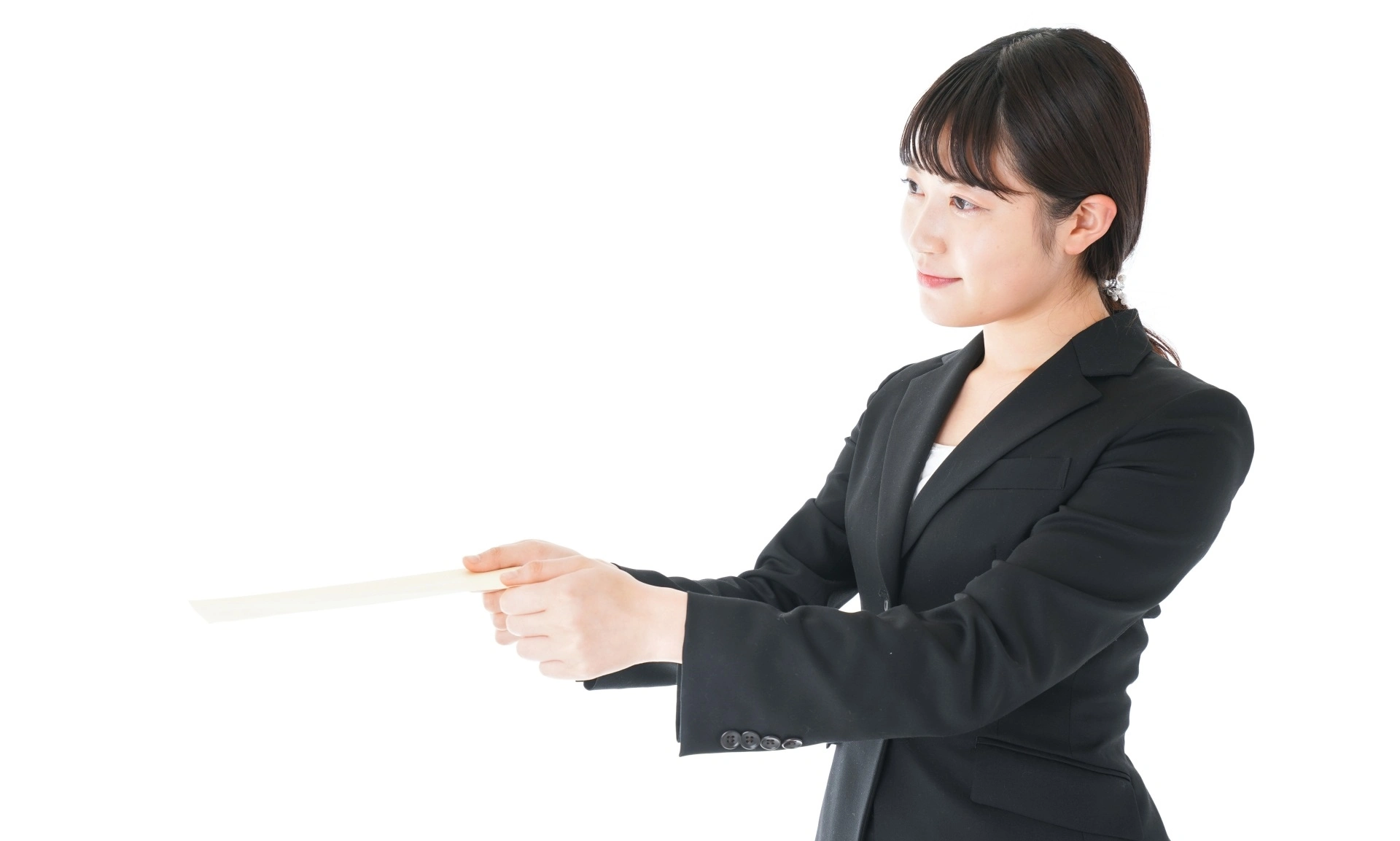 書類を手渡す女性社員