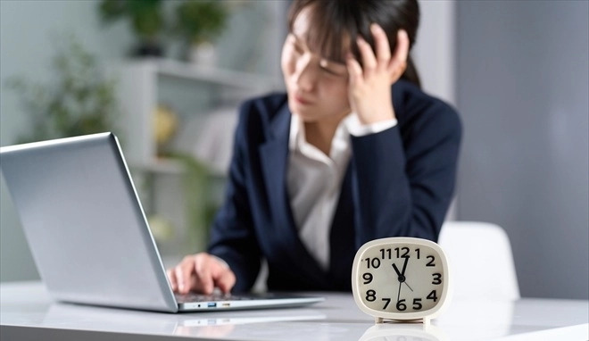 PCの前で悩む女性社員