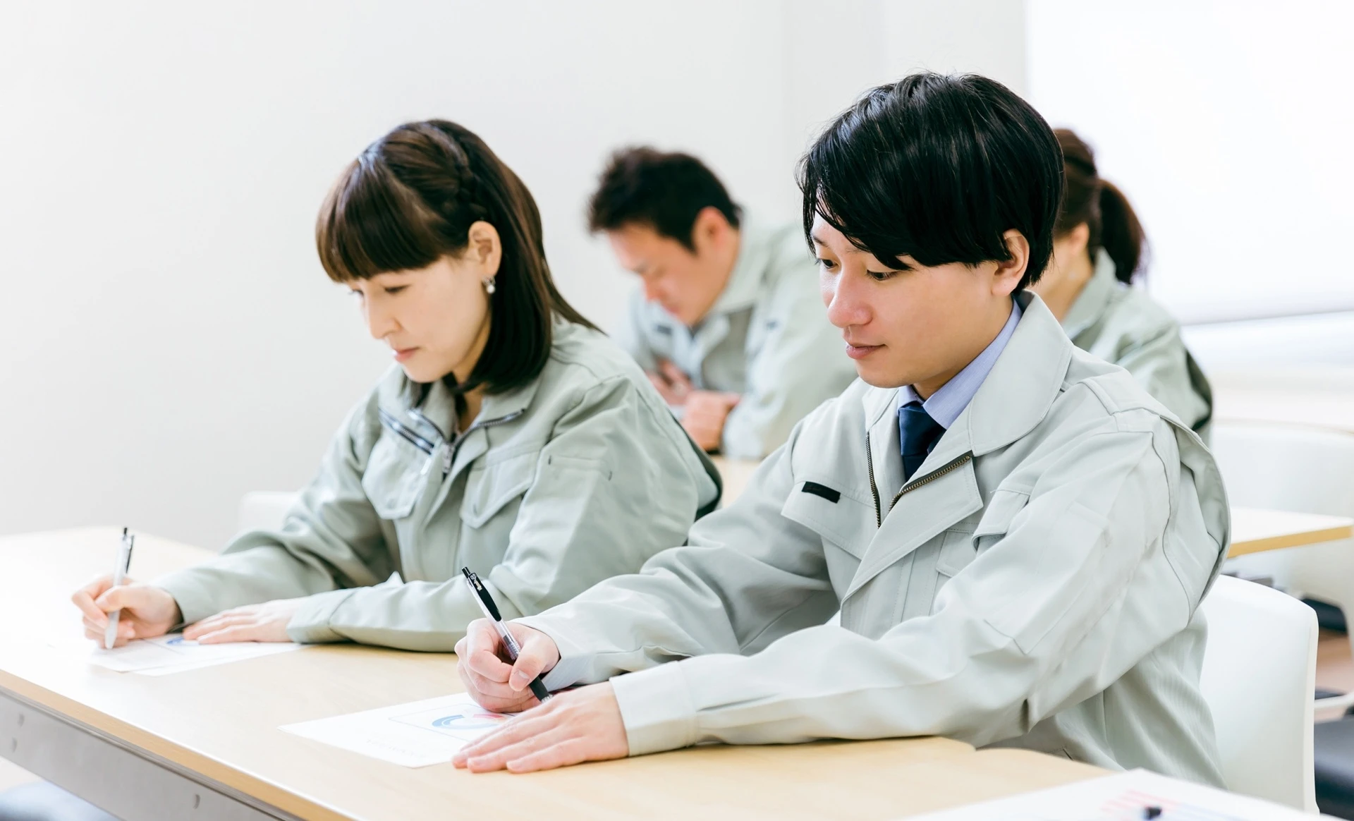 作業着を着た従業員