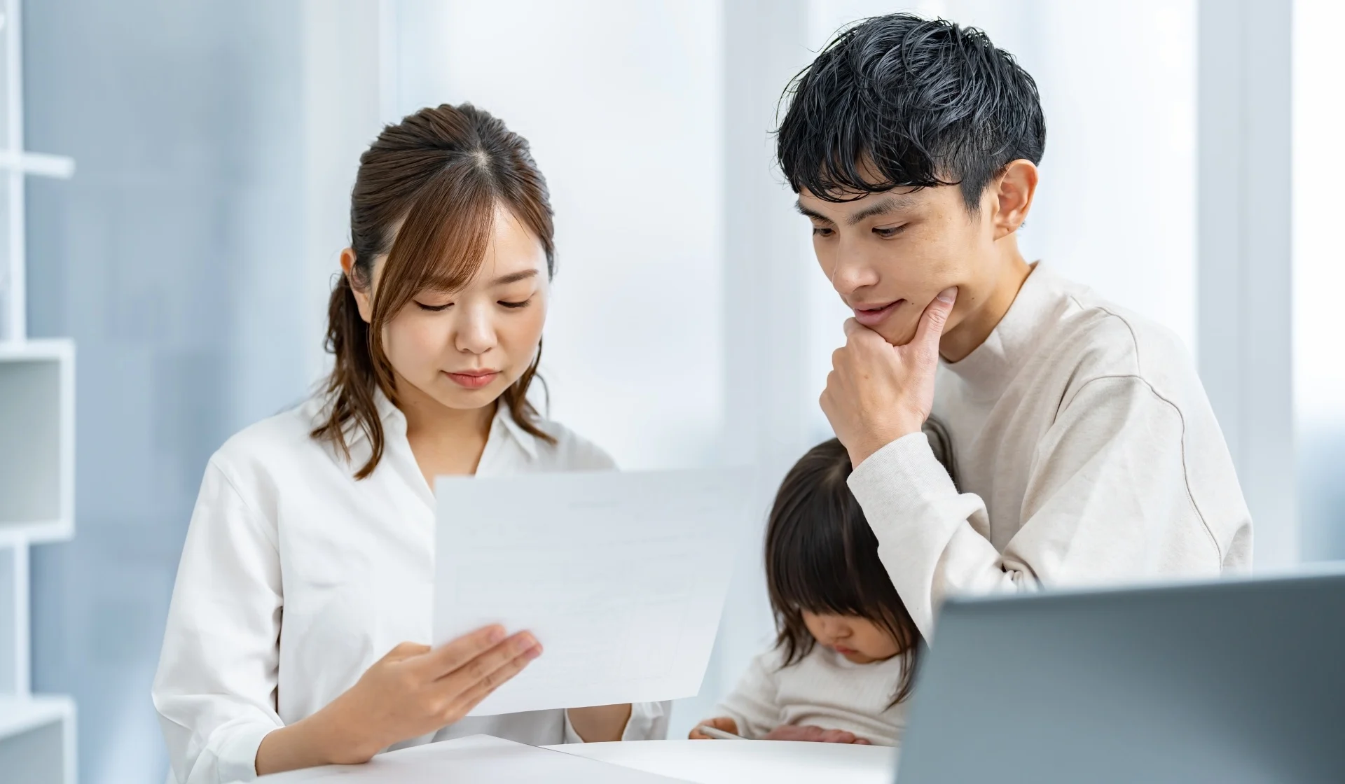 PCの前で悩む男性と女性