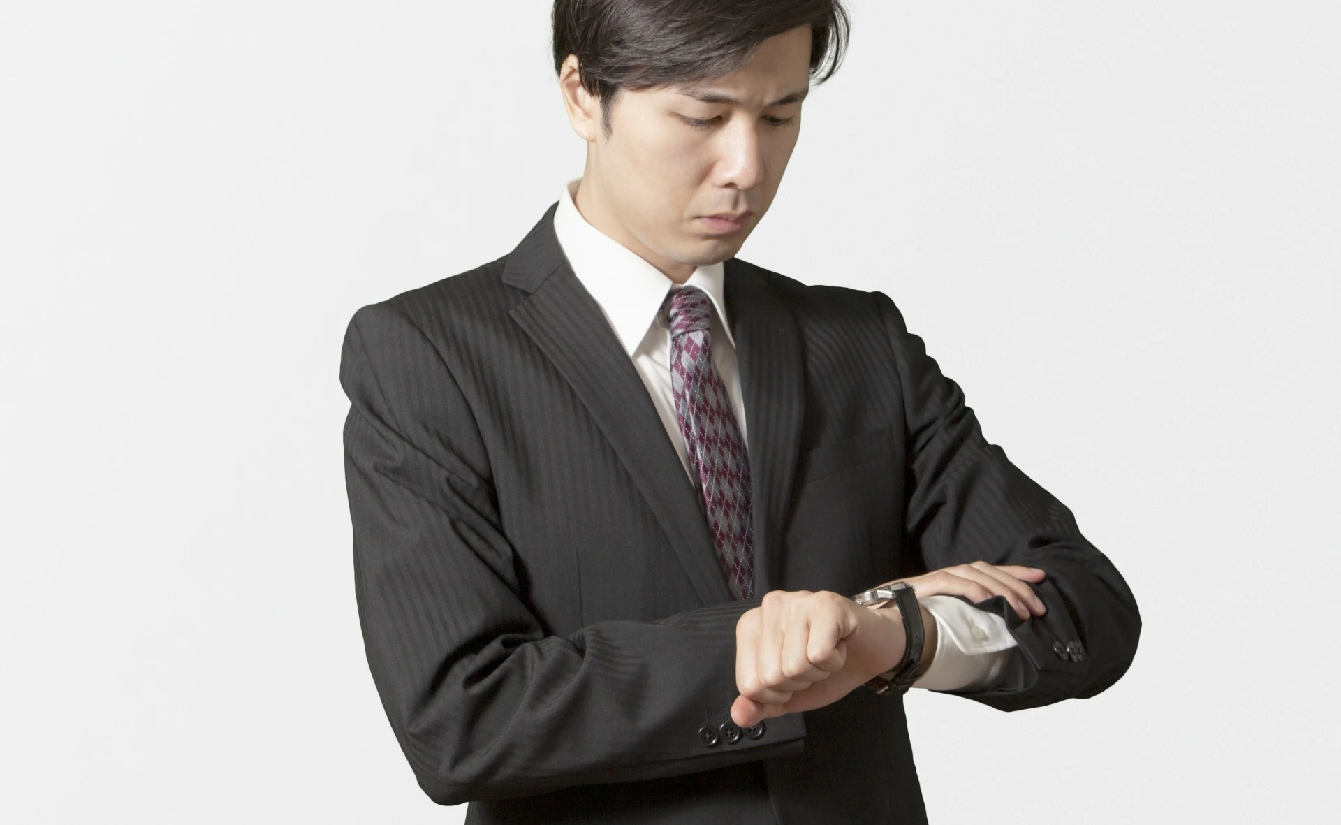 腕時計を気にする会社員