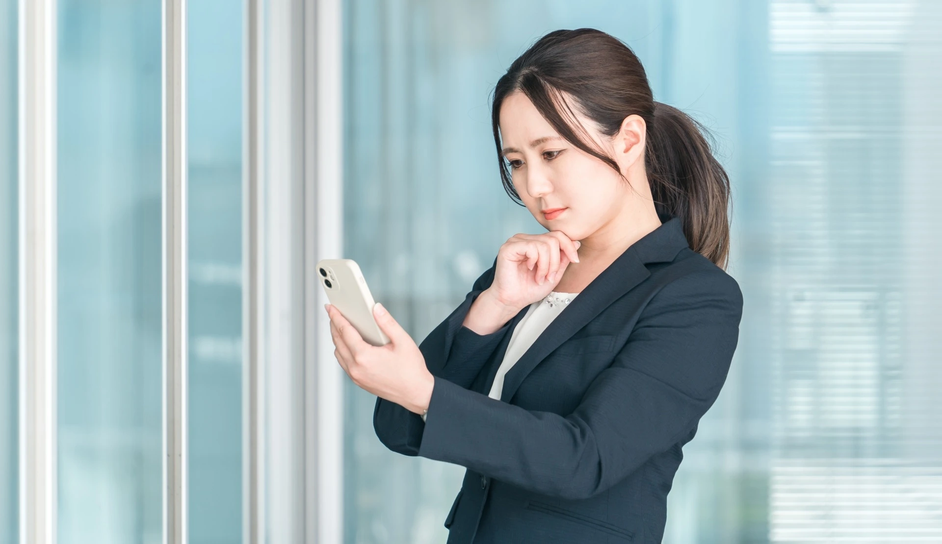 スマホを見ながらなう病んでいる女性