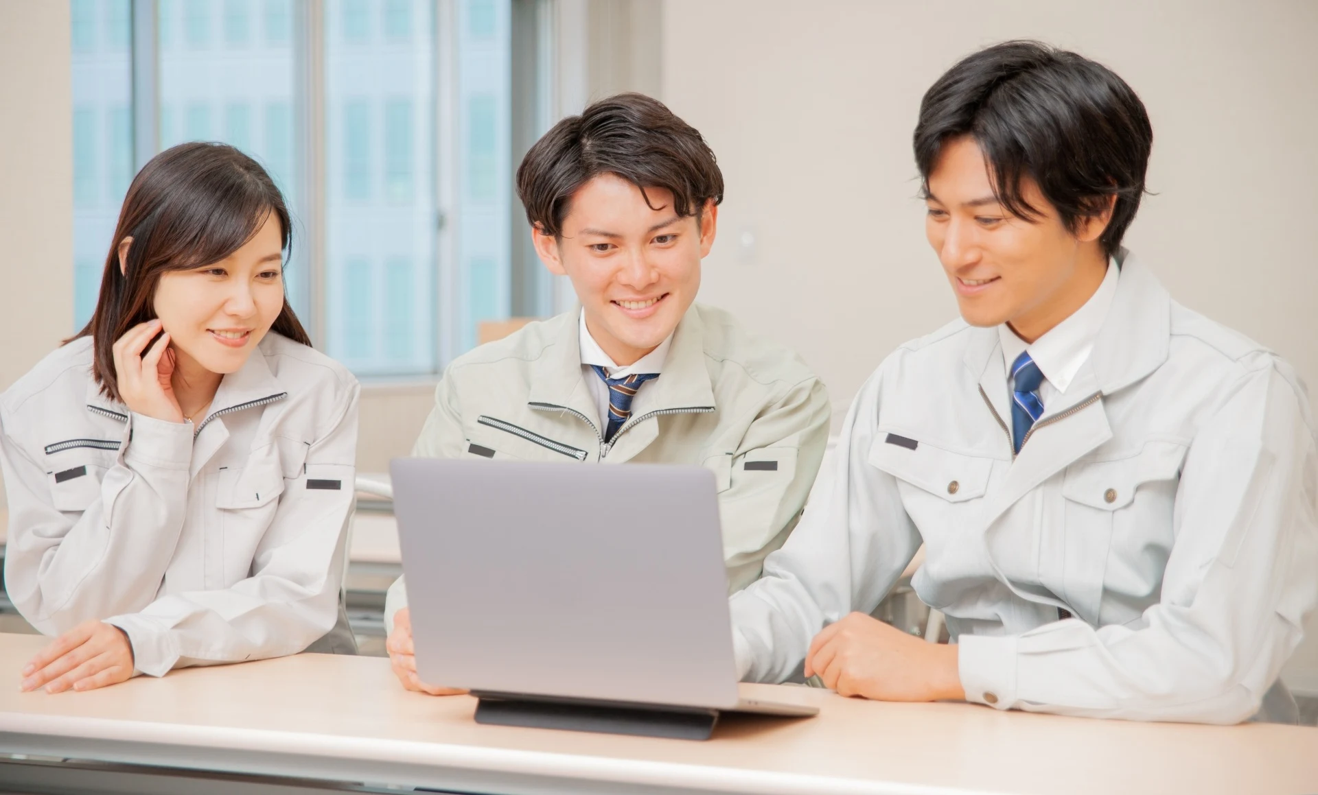 作業着を着て談笑する人間