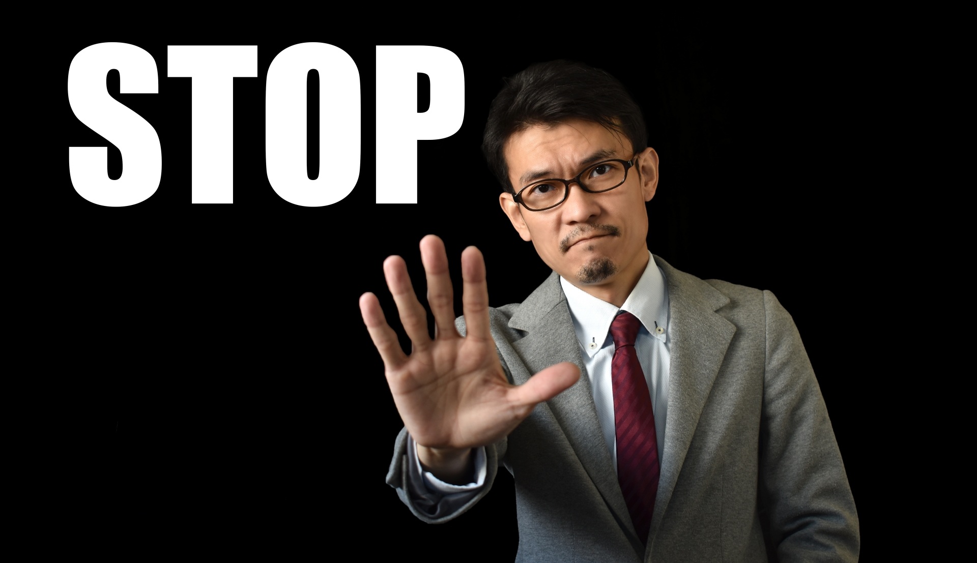 STOPの文字と男性