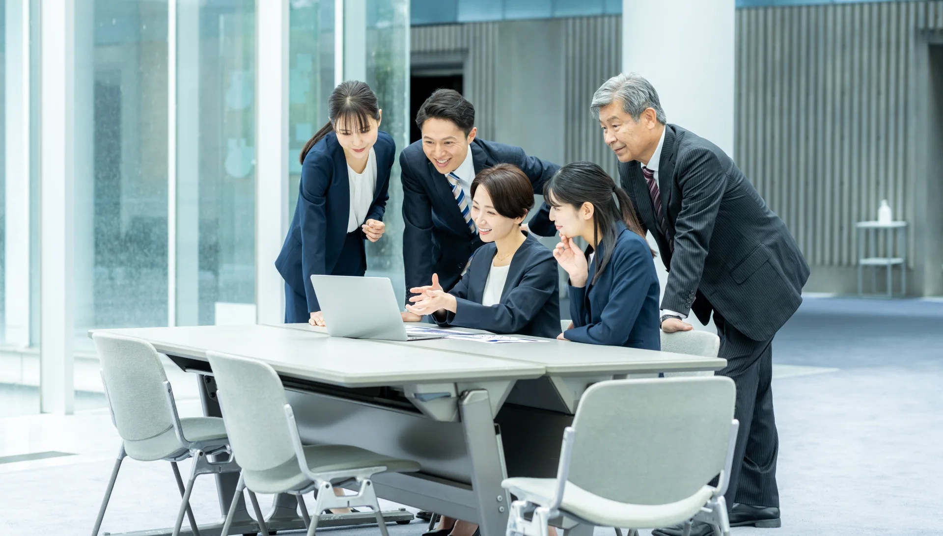 屋外でOCを覗き込み談笑する人間