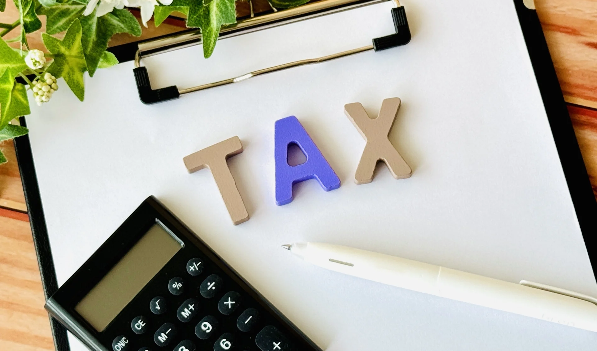 TAXのブロックとバインダー、電卓と鉛筆