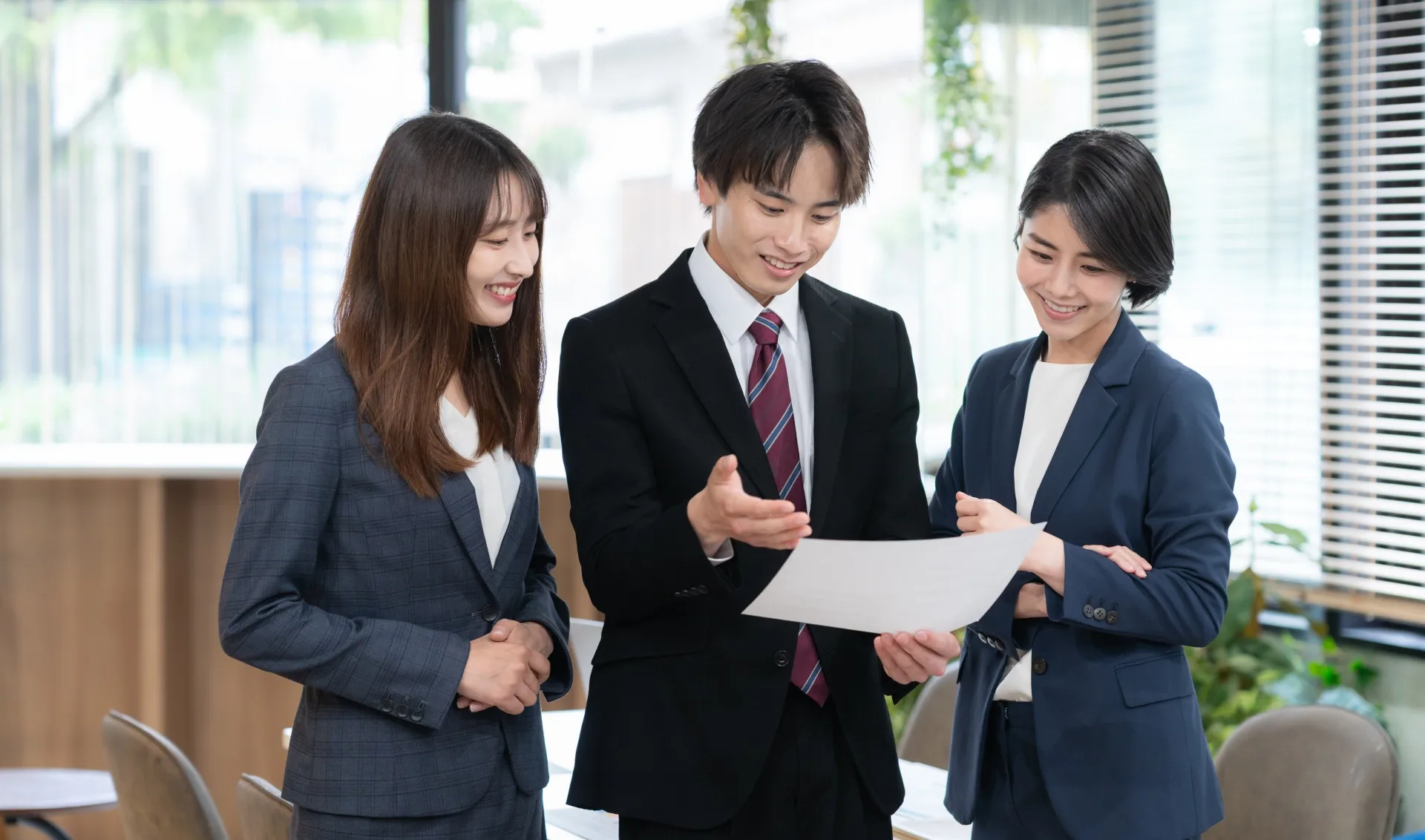 労働条件通知書を見ながら談笑する男性社員と女性社員